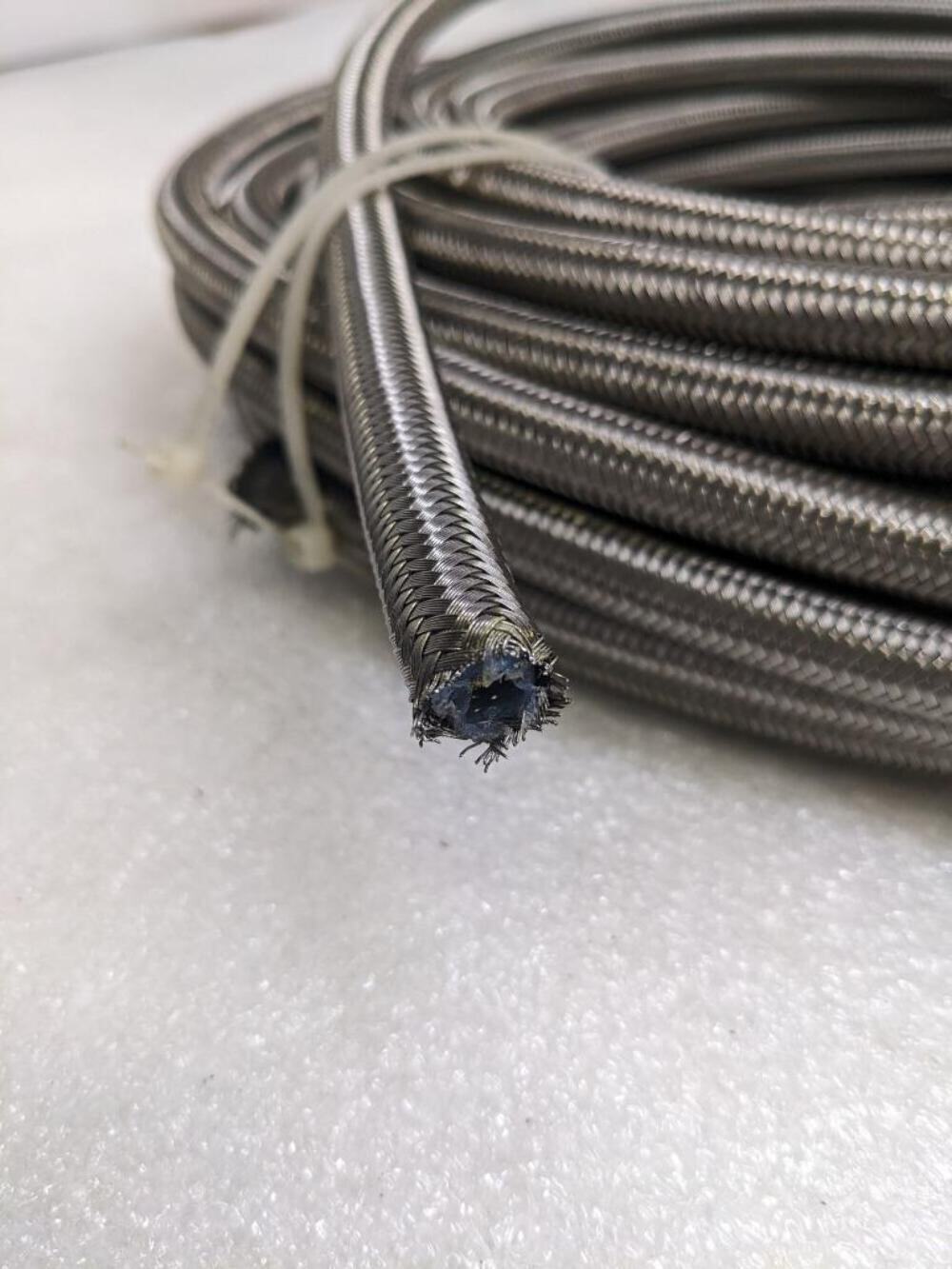 UNBRANDED BRAIDED 93.5′ METALLIC HOSE 1/2″ OD 3/8″ ID W/ PLASTIC TUBING NEW R3