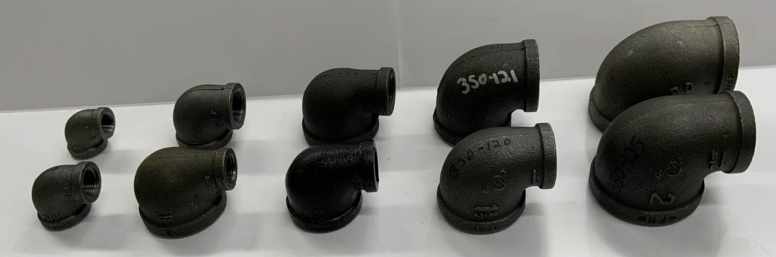 Assorted Black Pipe Reducing 90º Elbows (From 1/4″ x 1/8 to 2″ x 2-1/2″)