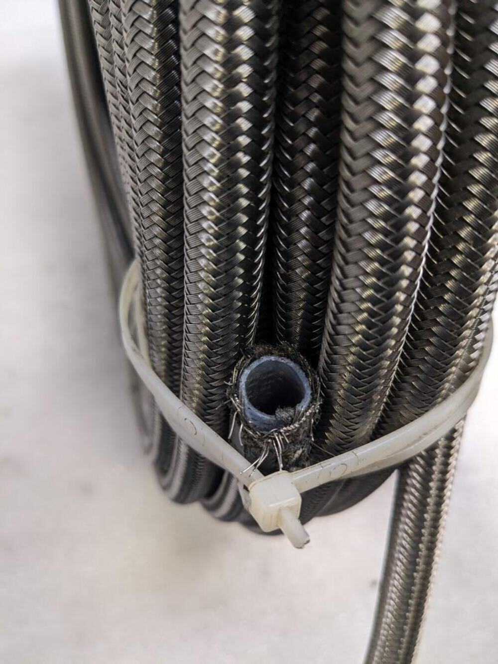 UNBRANDED BRAIDED 93.5′ METALLIC HOSE 1/2″ OD 3/8″ ID W/ PLASTIC TUBING NEW R3